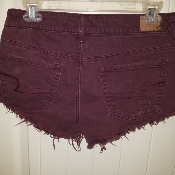 AMERICAN EAGLE maroon distressed short shorts size 6 - Picture 2 of 3